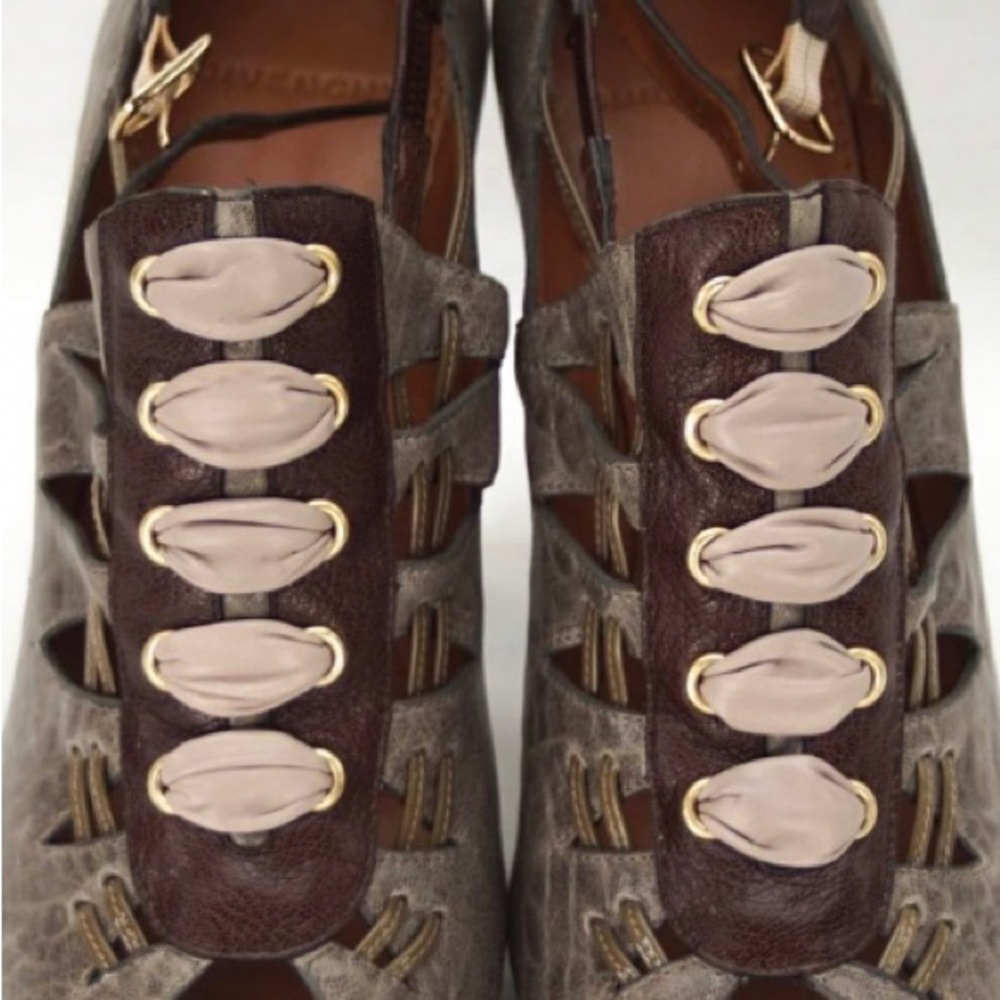 Super Chic, Unique Givenchy Platform Pumpworn Onc… - image 1